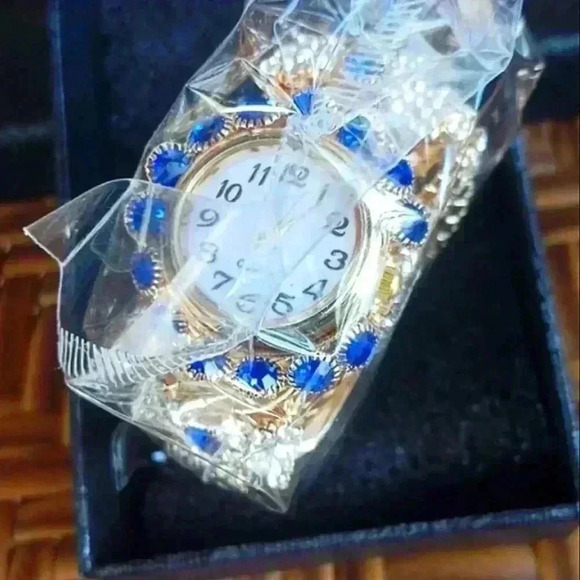 Quartz rhinestone bangle watch - Picture 5 of 5